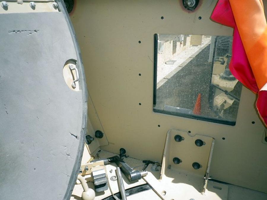 Детали интерьера Oshkosh M-ATV 2009 года  (фото 345 из 676)